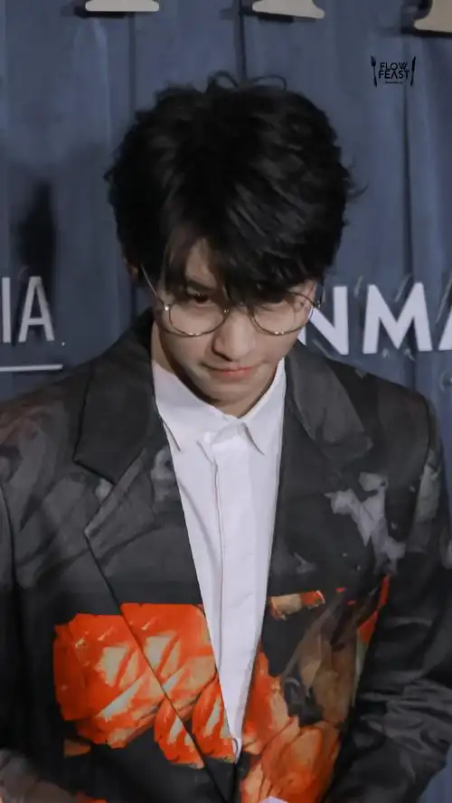 王俊凯 金丝眼镜##王俊凯2021一往无前