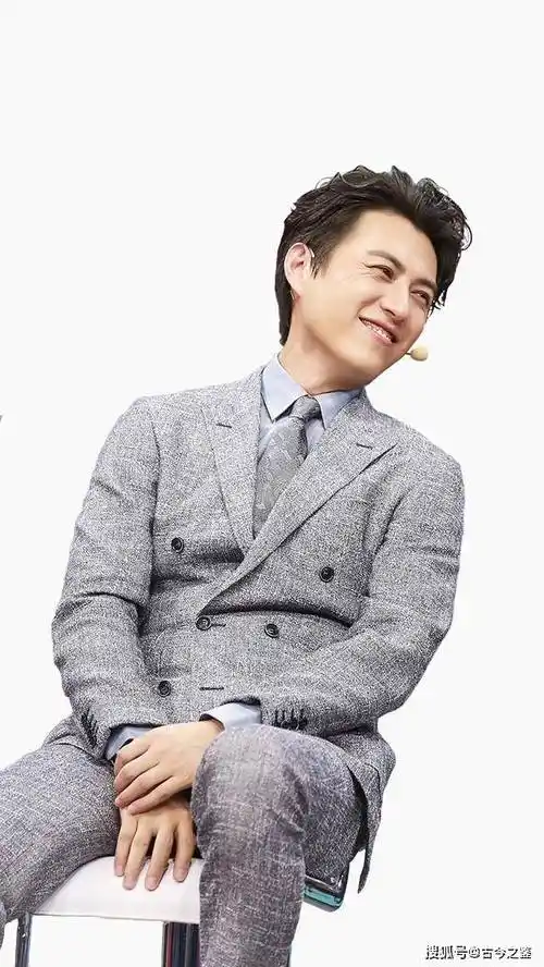 不拍戏就"消失",47岁的靳东,已经走上了男演员的另一条大道