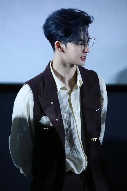 今天是带病工作的蓝发金丝眼镜的朱正廷 够帅的!