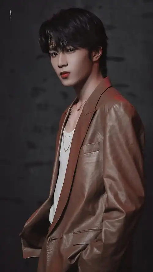 刘耀文卡其色皮衣##gucci上海大秀