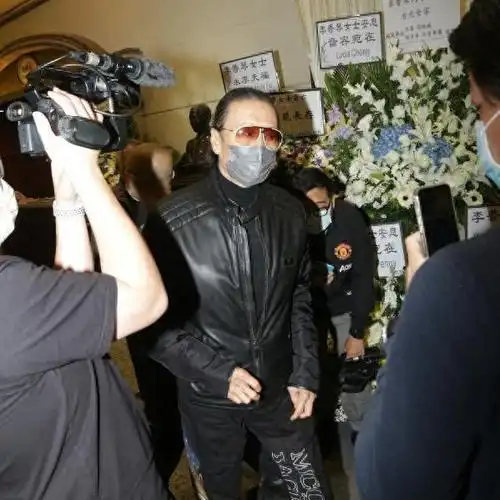 李香琴设灵84岁谢贤第一个抵达灵堂神情哀戚戴墨镜难掩悲伤