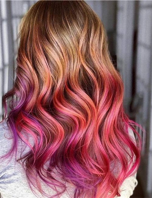 欧美风的染发,用色大胆个性,发型呈现出艺术品般的惊艳,选择多色挑染