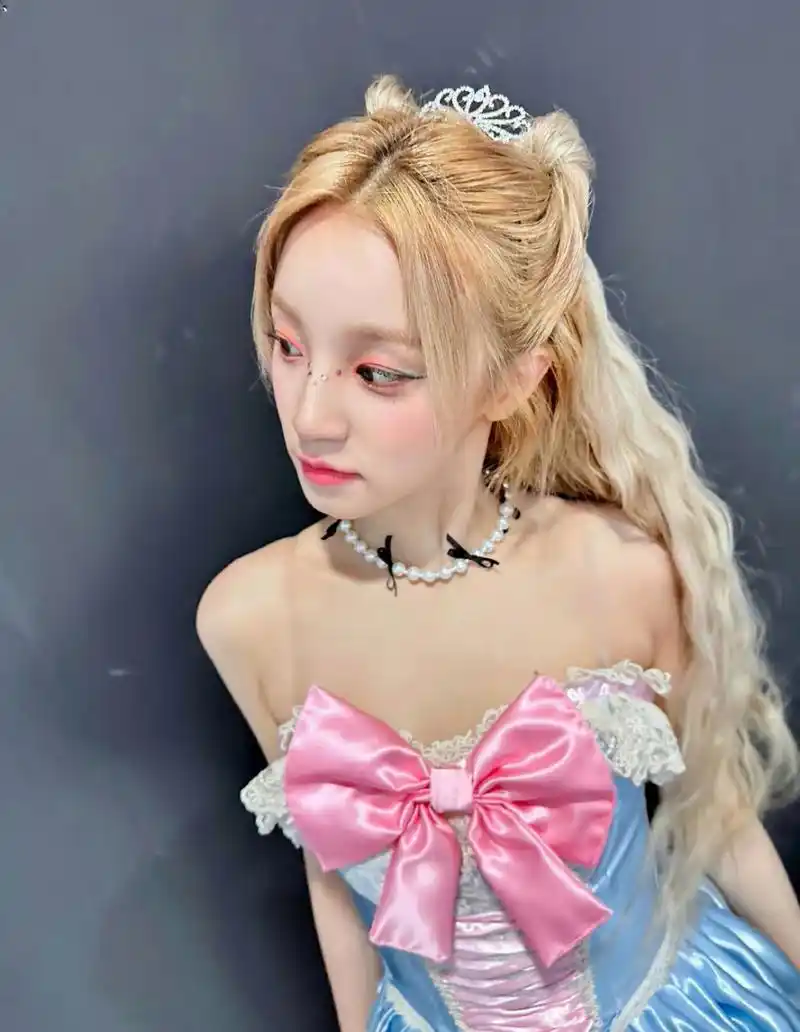 宋雨琦# 一袭芭芘公主抹胸裙,清纯甜美的脸蛋儿,白皙水嫩的肌肤,丰满