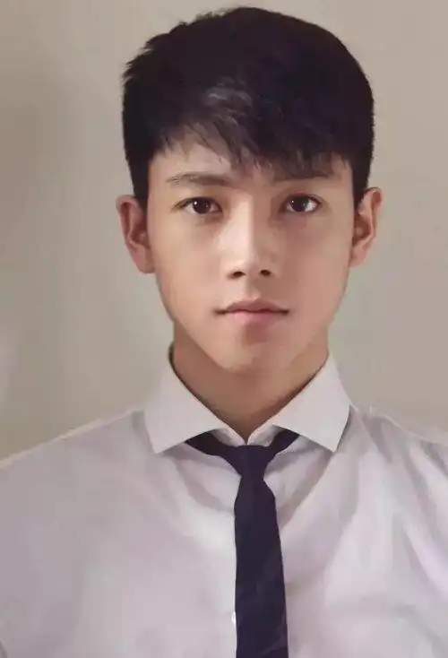 小脸男生剪碎发超级帅气 如何剃出帅气有型的短发