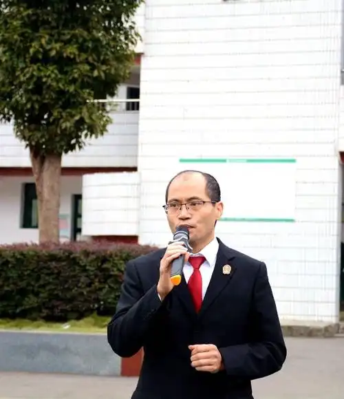 在少年成长必经的路上种一片春天立案庭干警胡光勇为同学们带来普法