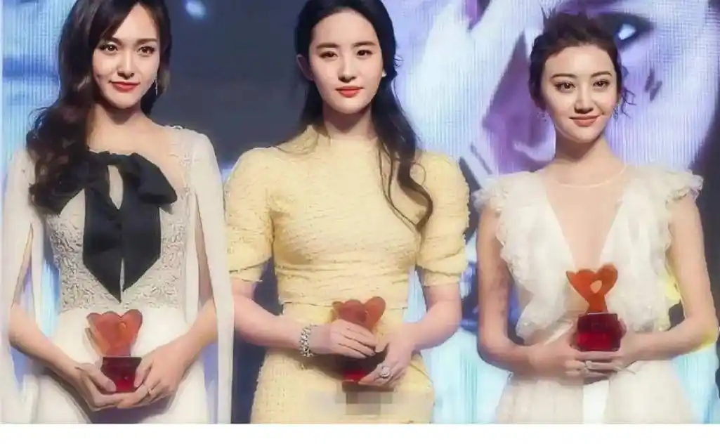 看看她与刘亦菲的合照你就有答案了_镜头_美貌_女明星