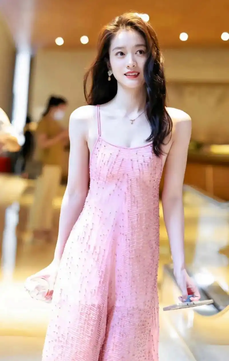 张雪迎一袭粉色吊带裙,清纯甜美,温柔可人,少女感十足!