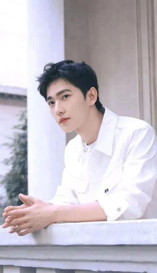 杨洋休闲穿搭超帅气!阳光清爽又自然,很有质感,帅气又不乏可爱