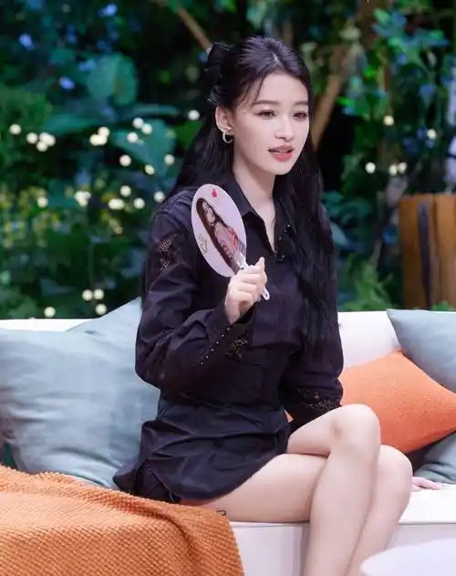 孙怡的镂空黑裙优雅迷人_黑色_设计_连衣裙