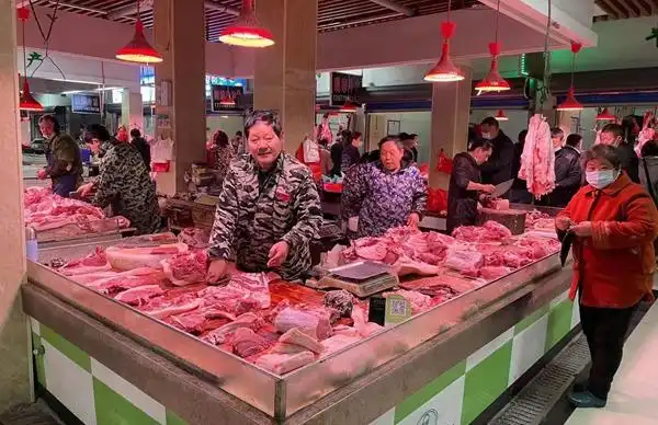 除夕将至,菜市场里年味浓