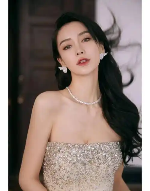 angelababy单手拿大裙子的那一刻非常漂亮,有一张时尚又可爱的脸