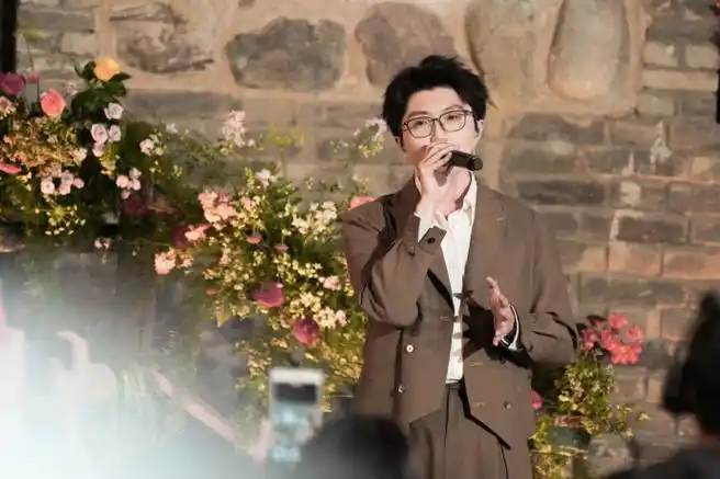 毛不易超话青砖灰瓦的古镇墙边,晚夜静谧;@毛不易惬意安然的声线,让