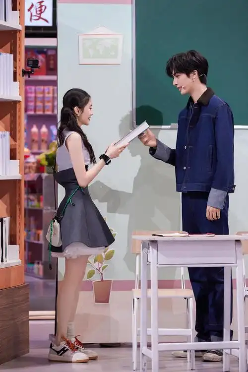 《念念相忘》剧组做客好六街,刘浩存被宋威龙谐音梗情话表白心率飙升