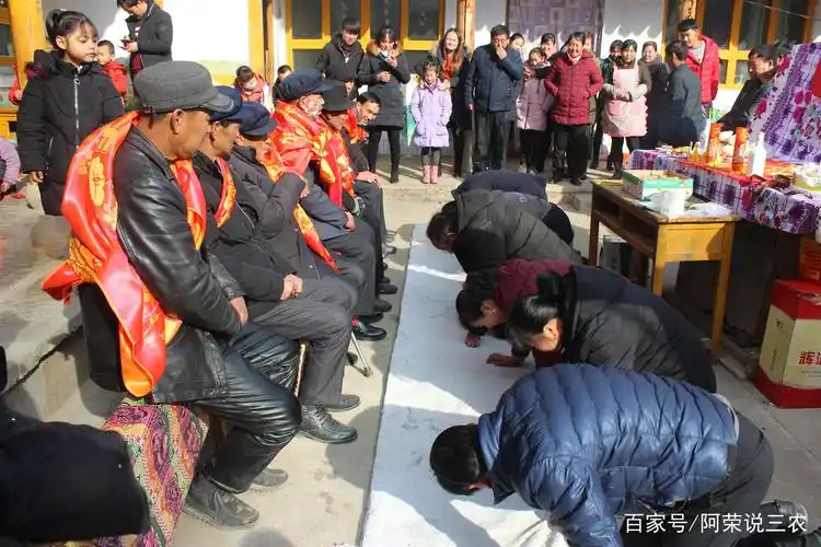 农村老人过73岁大寿,亲友们为老人家披红挂彩,敬祝寿酒吃长寿面