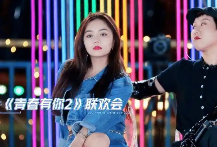 刘雨昕坐第一排,孔雪儿的座位却很难找_节目_金靖_赵小棠