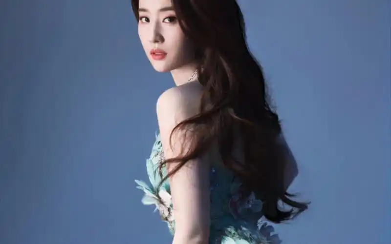 刘亦菲微博之夜第一套造型来了,身着 elie saab 2023 春夏高定,化身