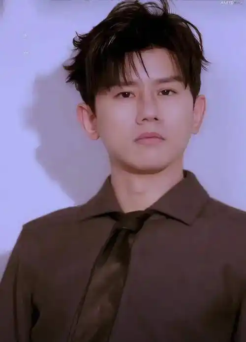 首次登上一线男士杂志封面,张杰换上网衫和白背心,太挑衅了_时尚_黑色