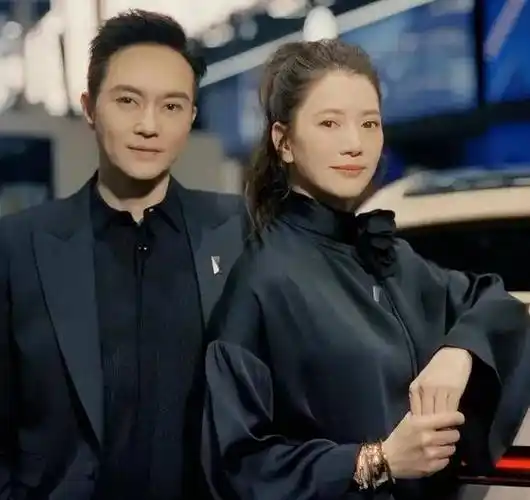 张智霖袁咏仪开跑车现身街头,20年如一日,这样的老公给我来一打