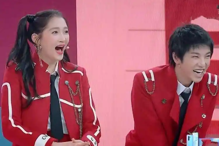 关晓彤给贾玲跪下道歉,当时的状况,身边的华晨宇也帮不了她_观众_表演