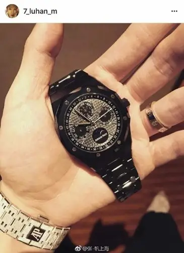 鹿晗和包子有同款卡地亚love系列戒指.