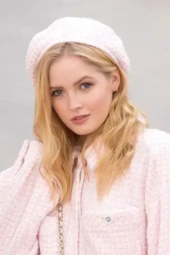 艾丽·巴姆博(ellie bamber),1997年2月2日出生于英国萨里,演员,模特.