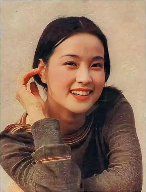 刘晓庆饰演少女引争议清醒回应让人深思70岁仍与丈夫感情甜蜜