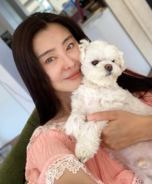 54岁王祖贤分享素颜近照 眉眼温柔状态好