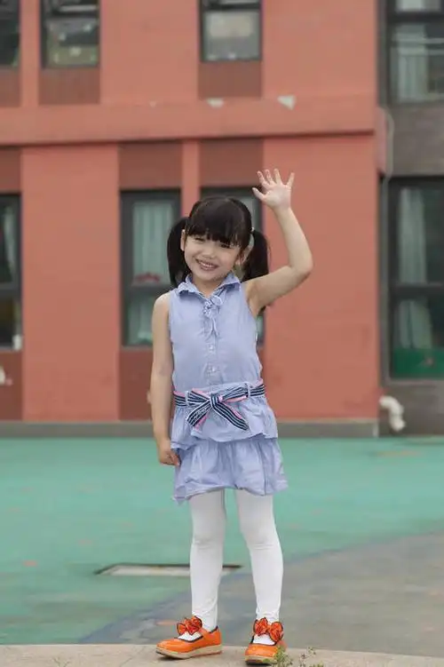小女孩在幼儿园招手