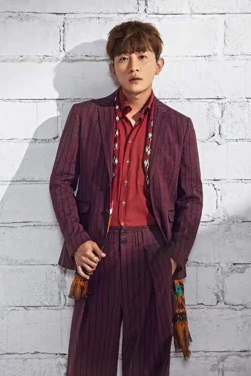 大左最新杂志大片曝光 光影流转演绎质感雅痞男