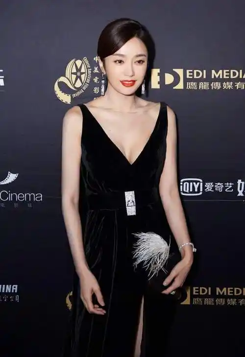 原创不能让秦岚穿低胸礼服了轻轻一弯腰完全兜不住网友性感无限