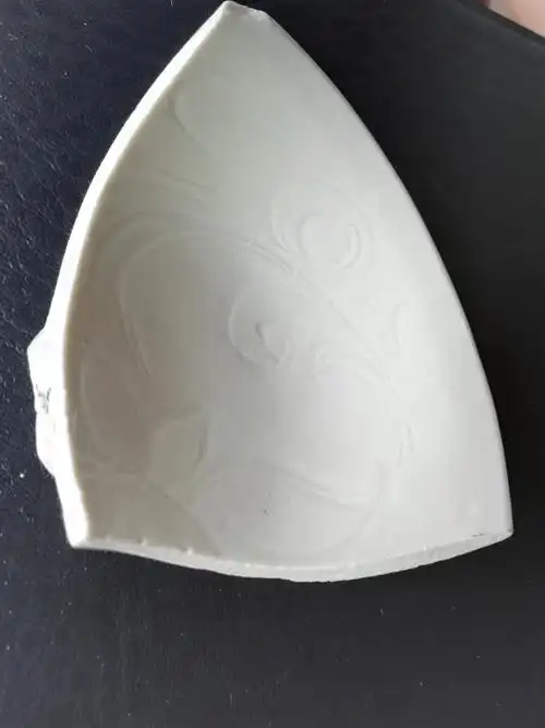 北宋定窑白釉划花瓷片