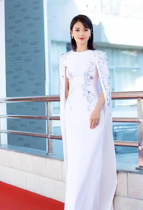 即使是一件白色的裙子,刘涛也能穿出霸气,这不仅仅是因为自身的气质