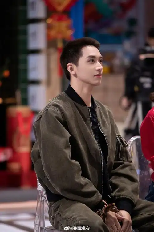 许魏洲龙年穿搭##许魏洲开工红西装#许魏洲的龙年