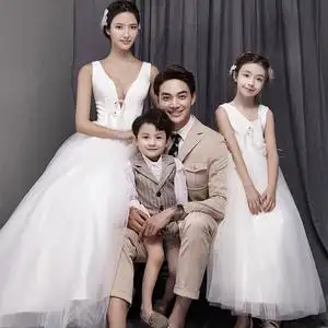 2022展会新款影楼亲子主题服装 一家四口全家福油画风拍照礼服