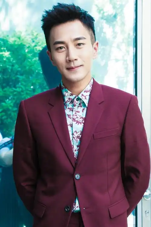 组图:刘恺威首次亮相米兰时装周 帅气看秀获赞 : 刘恺威打扮精致时尚