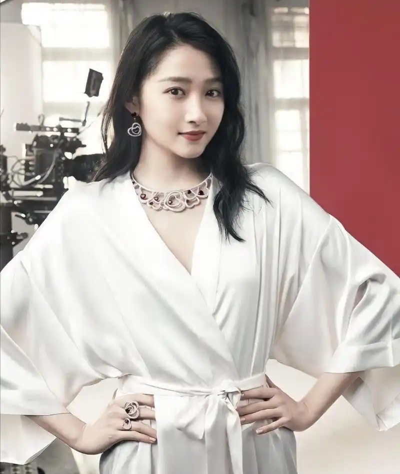 关晓彤代言珠宝品牌,宝石项链精致亮丽,丝质衬衣凸显轻熟感