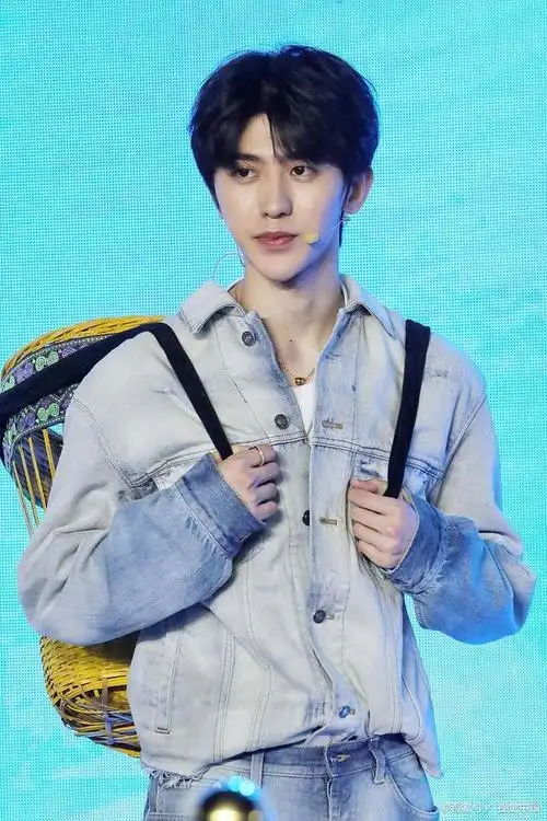 蔡徐坤再次以银发造型亮相,梦回偶像练习生时期,引发粉丝热议