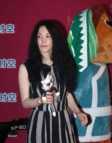 素颜下的王菲难掩老态爆炸头配连体裤遮发福曲线全靠气质支撑