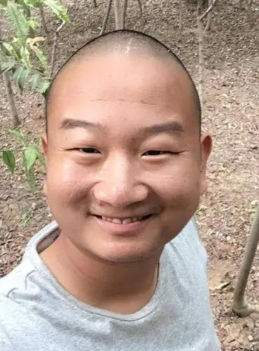 网红giao哥酒吧演出遭黑手抱头鼠窜被迫退场场面十分混乱