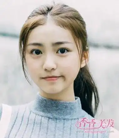 女生中分扎马尾辫发型