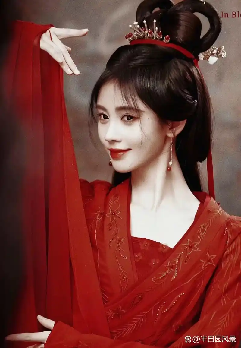 "红衣翩翩,佳人如画,鞠婧祎 in b 的倾城一瞥.