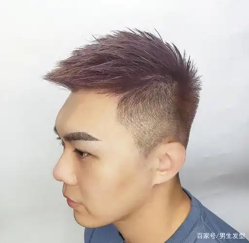 男士剪短发太普通,不如试试"飞机头"发型,帅气又有型