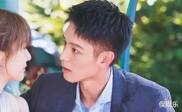 这部网剧开播就"撩人",剧情又土又欲,窄腰男主更让人上头_厉腾_剧中