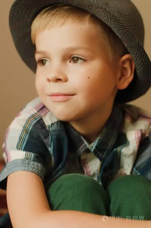 孩子的笑脸.一个可爱的孩子的肖像.小男孩与 sh