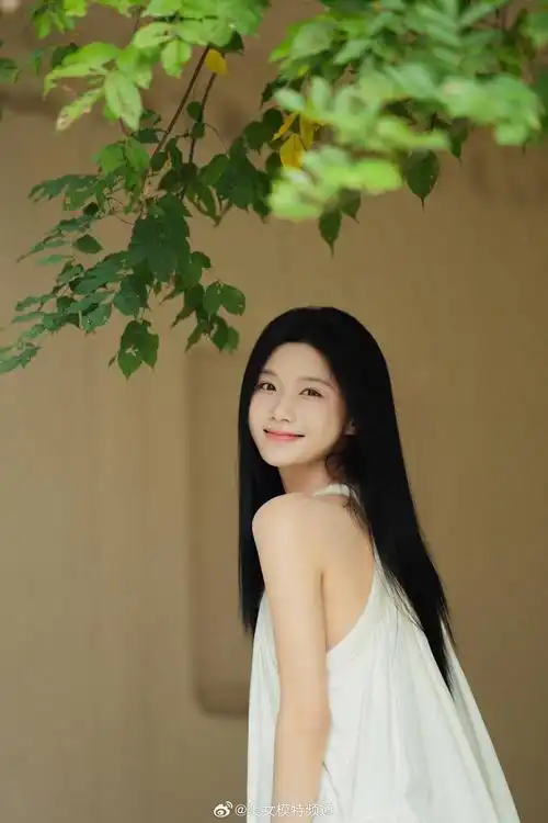 陈意涵一身白色挂脖长裙轻盈柔美