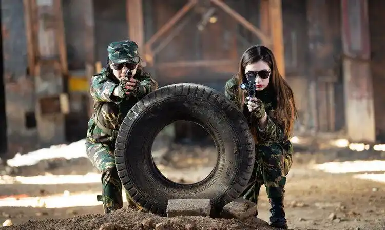 老张光影女兵突围电影摄影作品