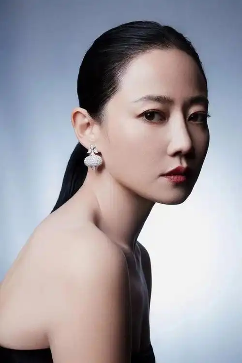 谭卓,这位在影视界早已赢得无数赞誉的演员,如今以艺术家的身份在頌