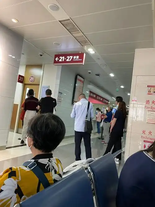 早上8点的上海华山医院皮肤科特需门诊