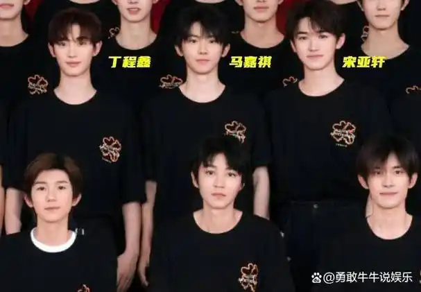 时代峰峻全家福,四代同堂,王俊凯稳坐c位,你最喜欢谁?