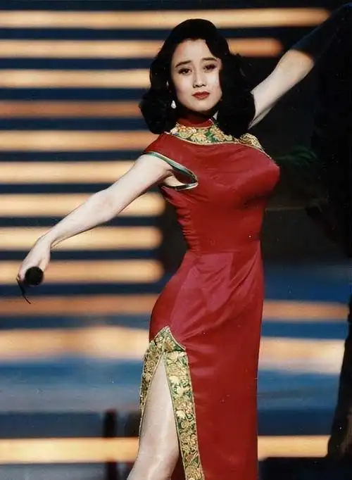 说她美吧,利智的五官并不抓人眼球,"天使面孔"这个词放在她身上,绝对